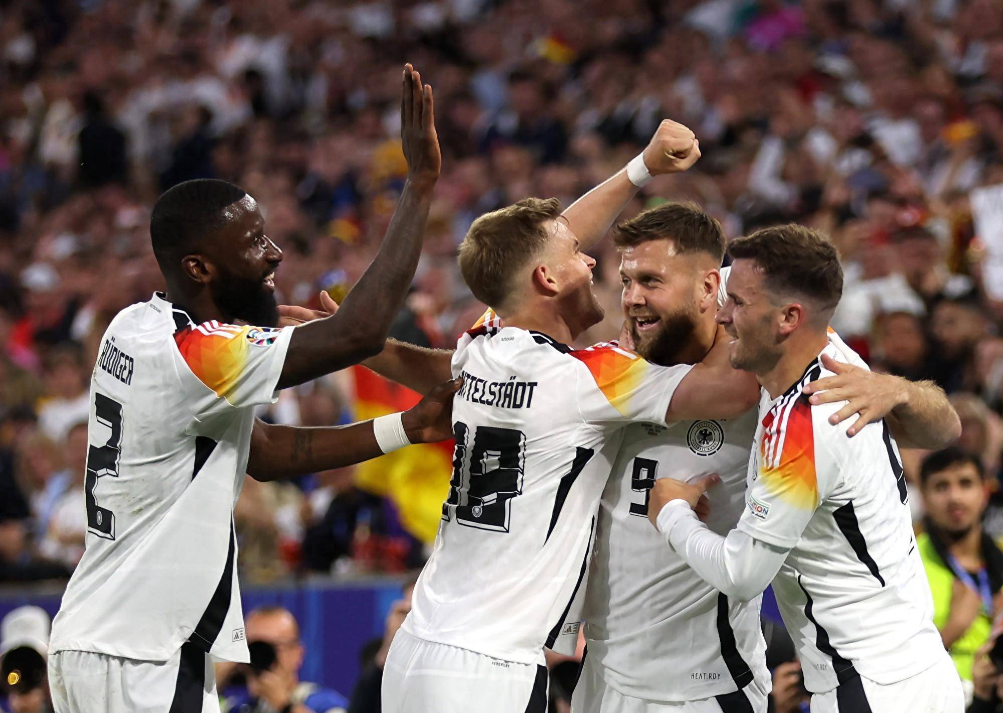 包含德国足球队成功战胜荷兰队,领衔小组积分榜的词条 包含德国足球队成功战胜荷兰队,领衔小组积分榜的词条