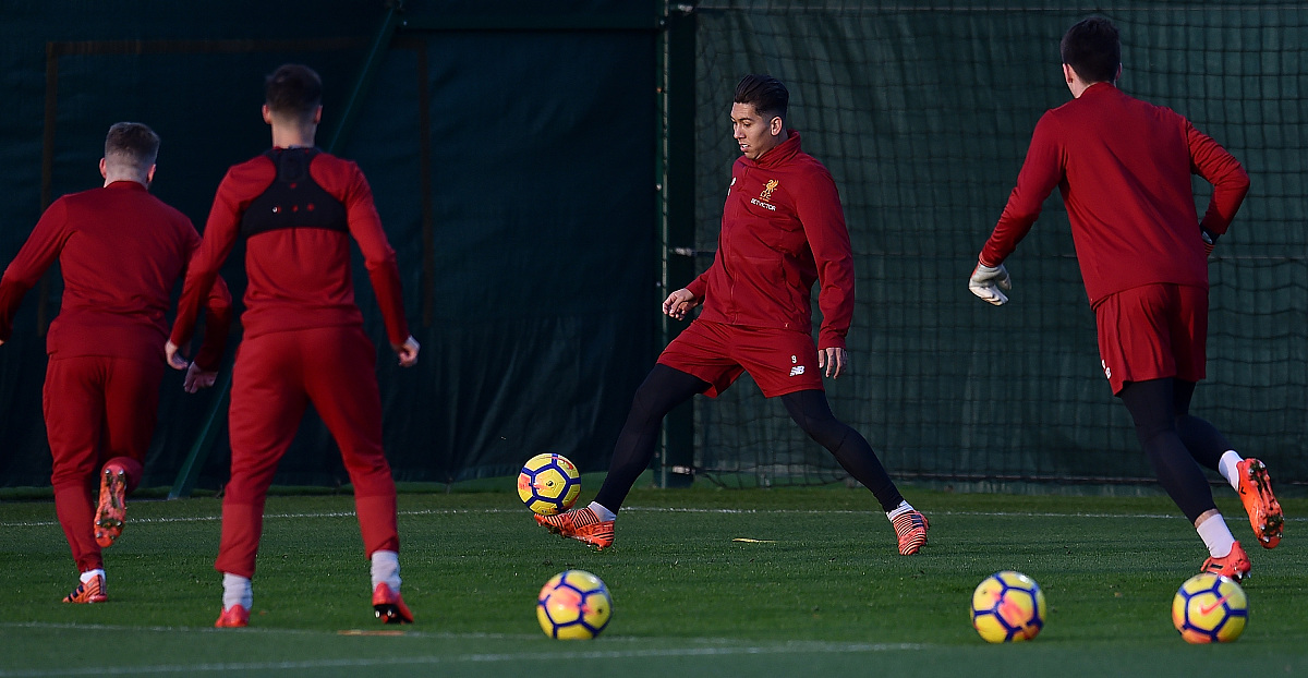 紧张足球比赛中球队士气高昂,取得胜利的简单介绍 紧张足球比赛中球队士气高昂,取得胜利的简单介绍