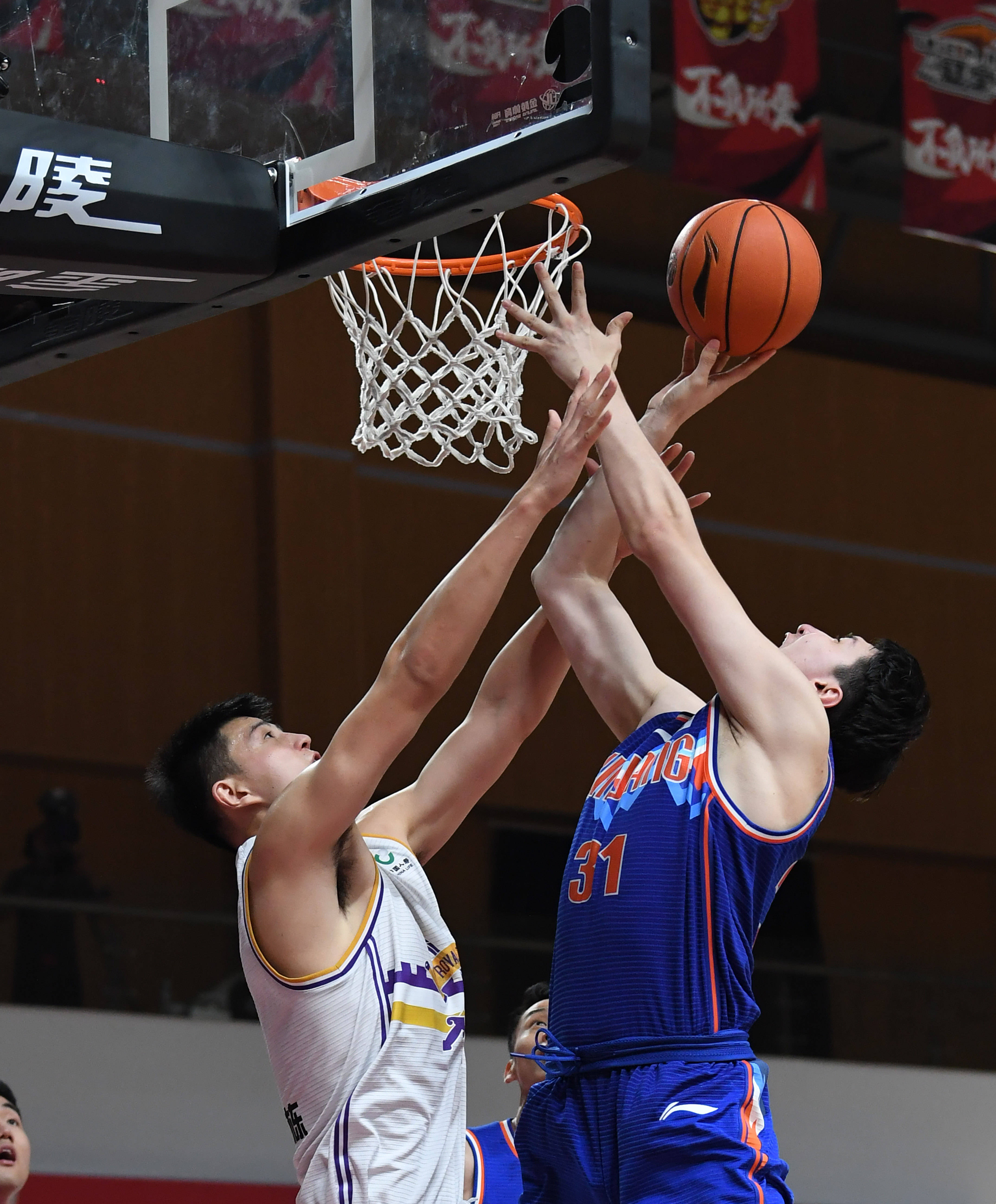 国内篮球职业联赛呈现白热化赛况,鏖战正酣 国内篮球职业联赛呈现白热化赛况,鏖战正酣