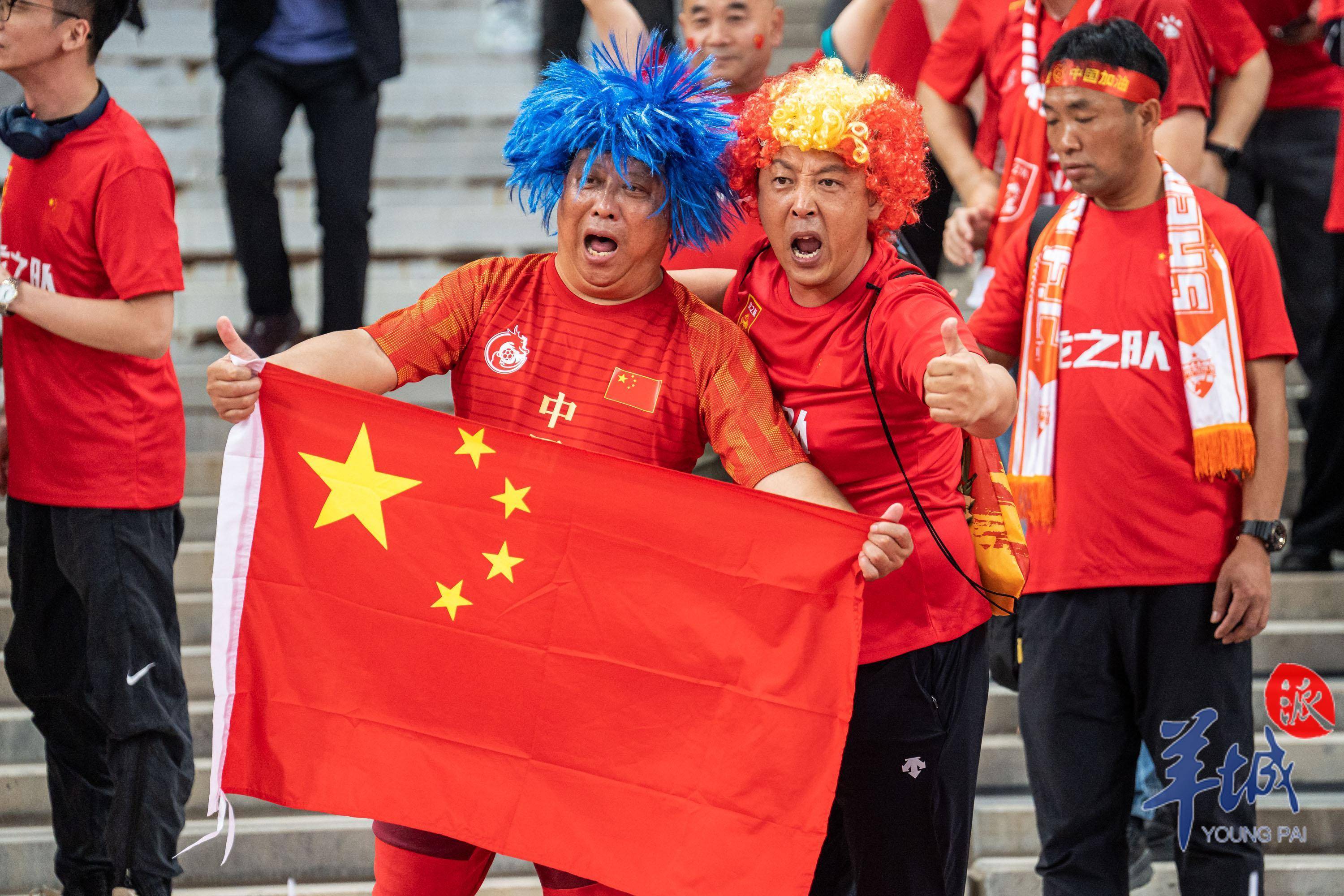 现场气氛热烈,球迷热情加油助威! 现场气氛热烈,球迷热情加油助威!