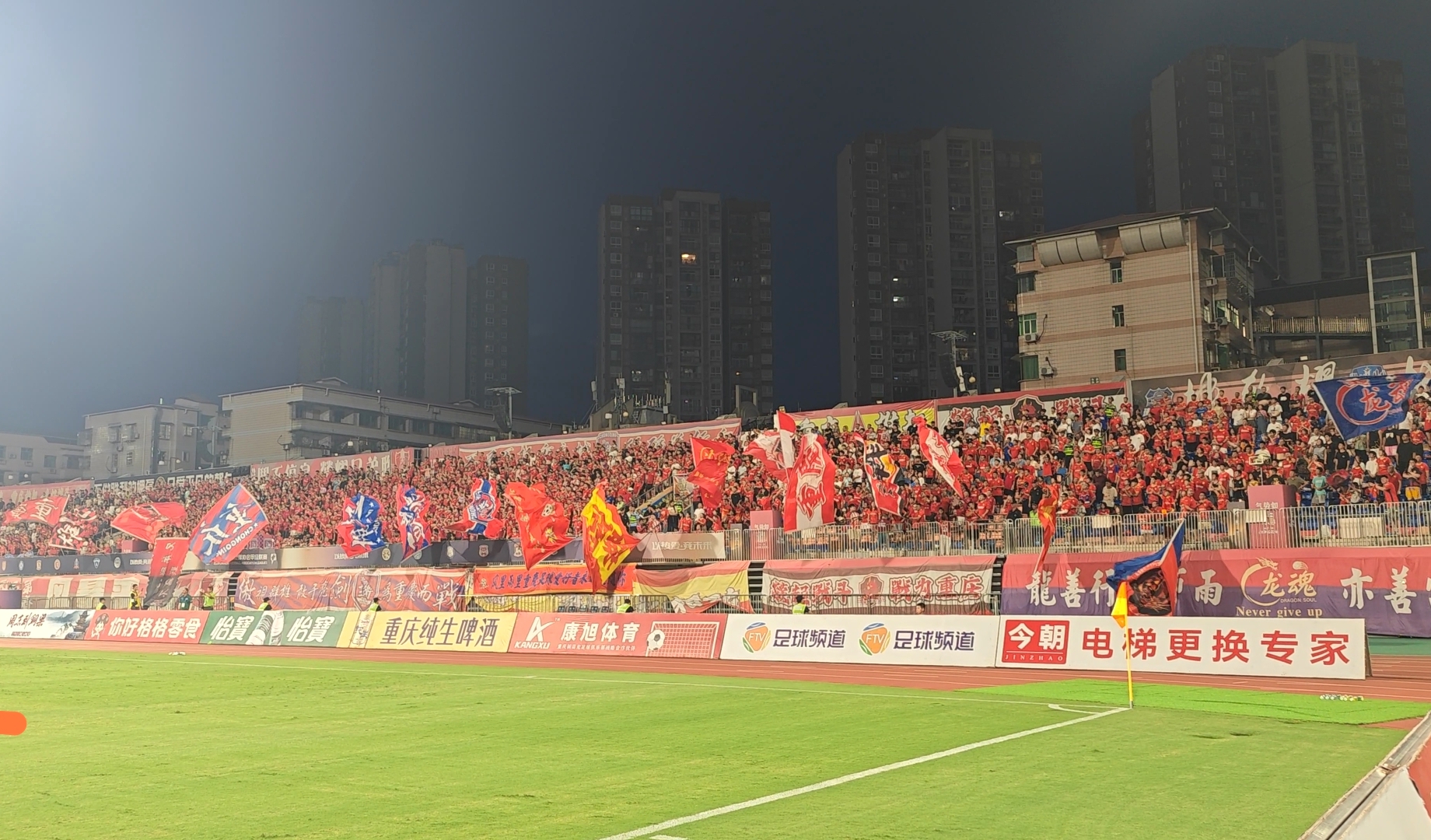 现场气氛热烈,球迷热情加油助威! 现场气氛热烈,球迷热情加油助威!