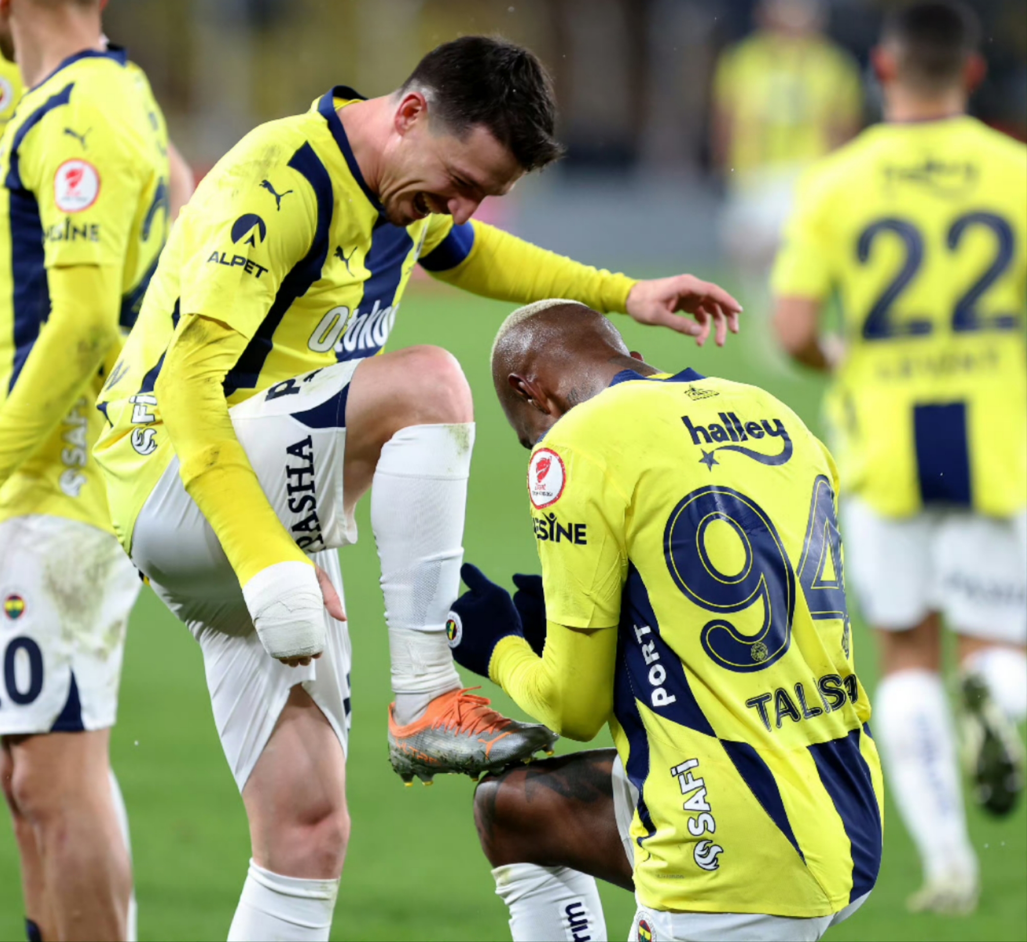 一支球队通过一场胜利向联赛冠军发起冲击