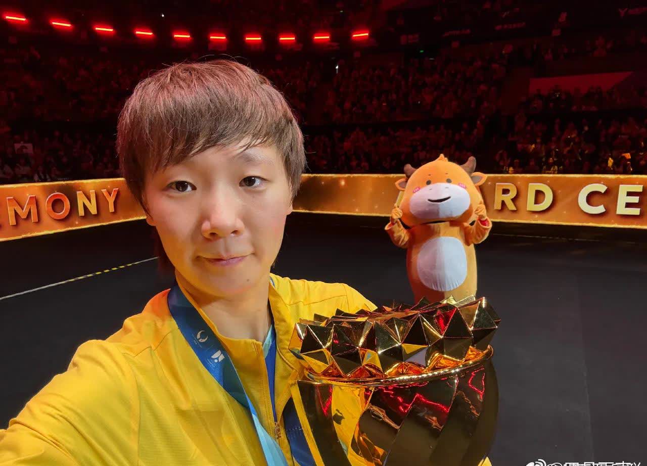 亚洲杯篮球赛落幕，冠军喜获奖杯