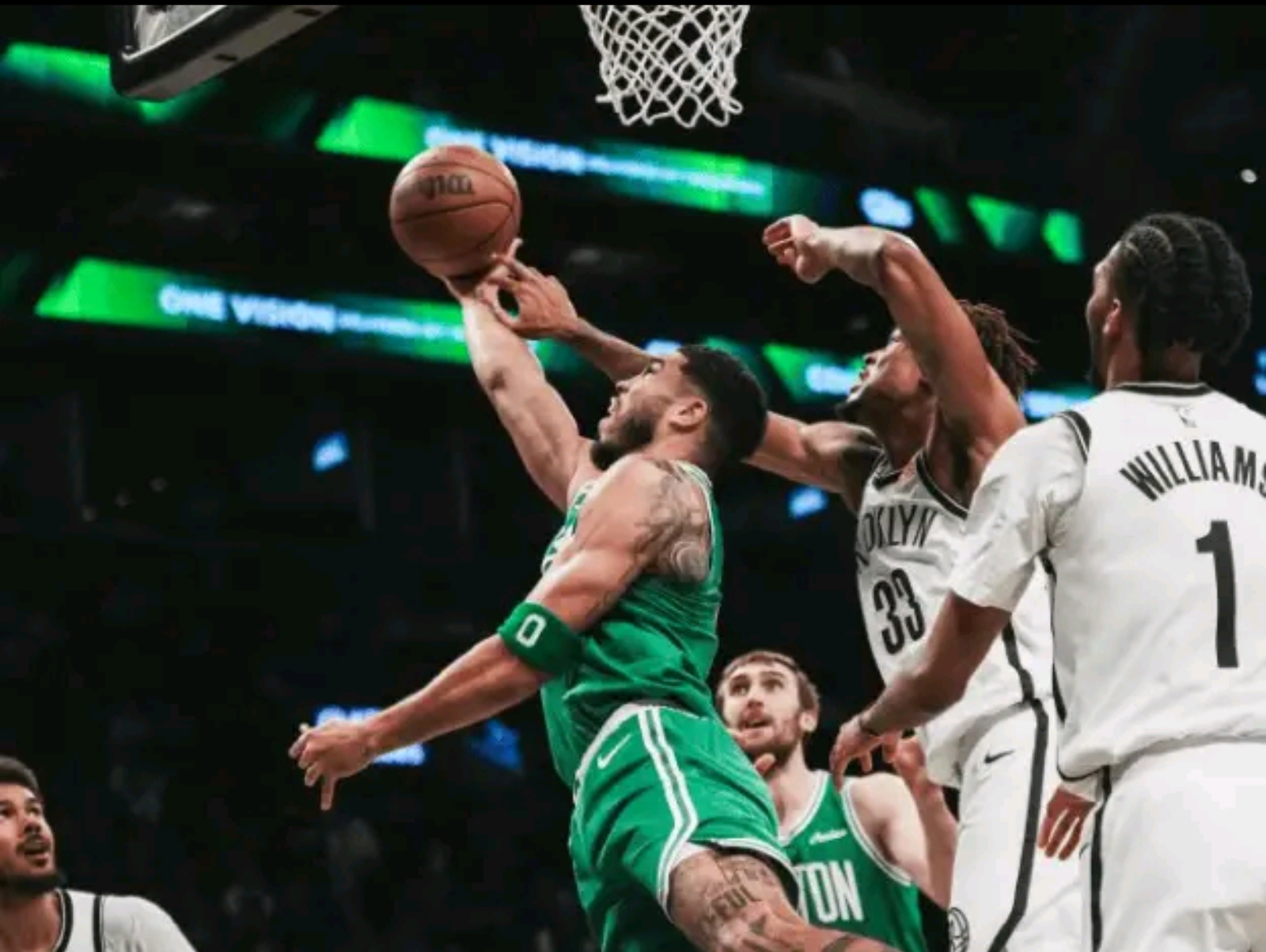 包含篮网中锋关键时刻策动进攻，带队逆袭获胜的词条