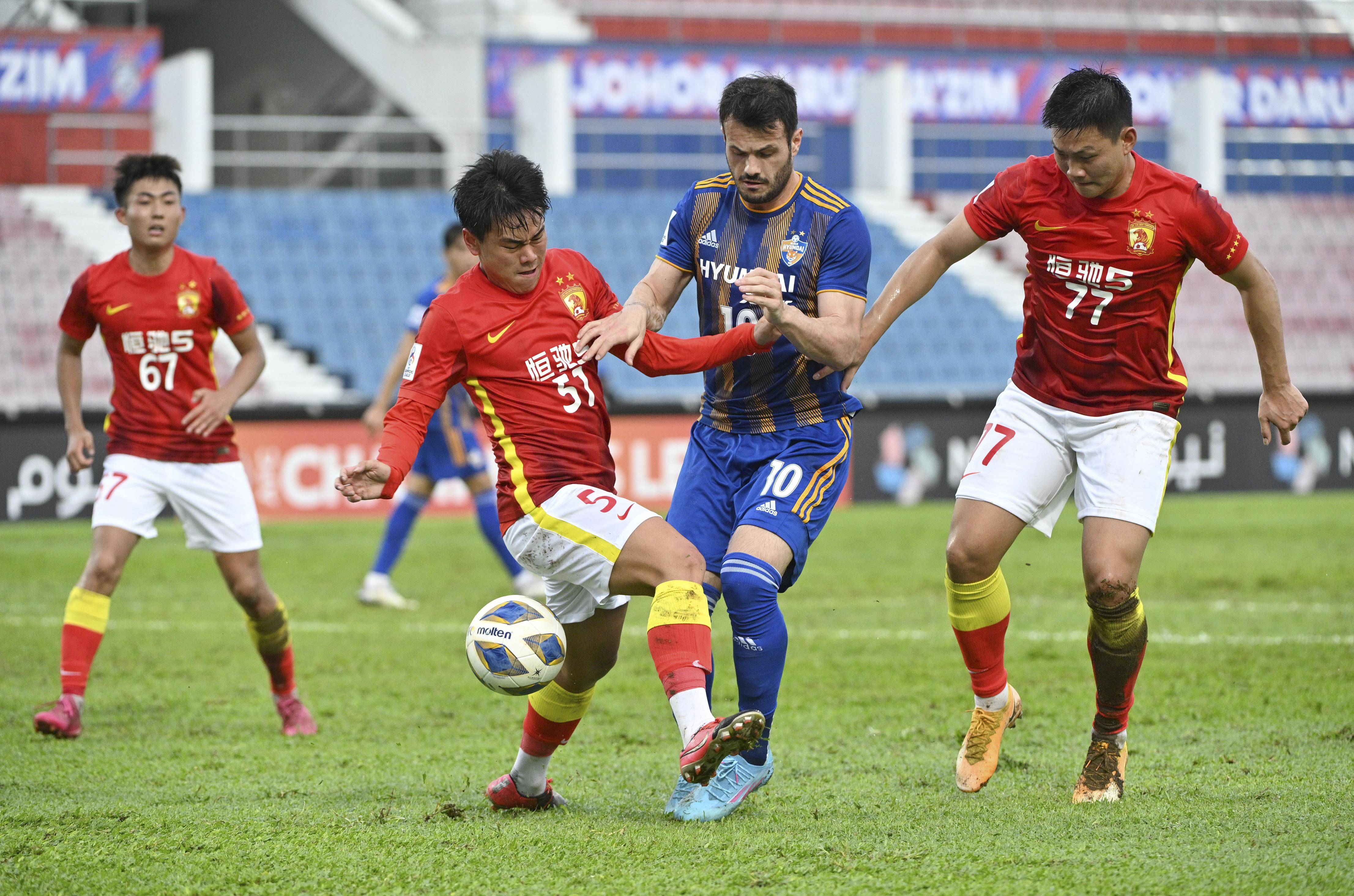 关于上海海港战胜对手，取得战绩的提升的信息