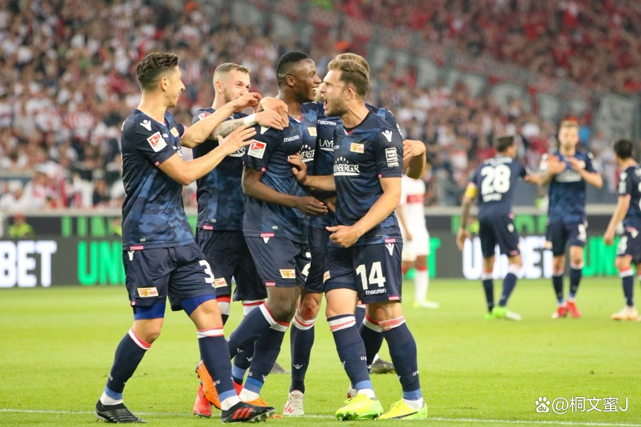 钩沙尔克连续两轮取胜,德甲保级希望重现曙光 钩沙尔克连续两轮取胜,德甲保级希望重现曙光