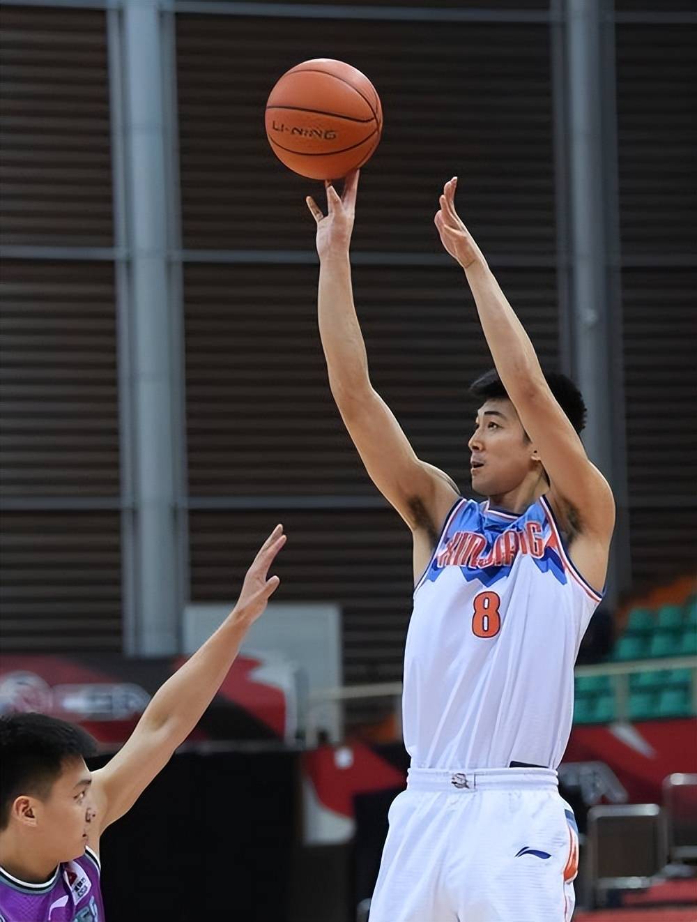 人中锋助攻出色，球队团结奋斗取胜的简单介绍