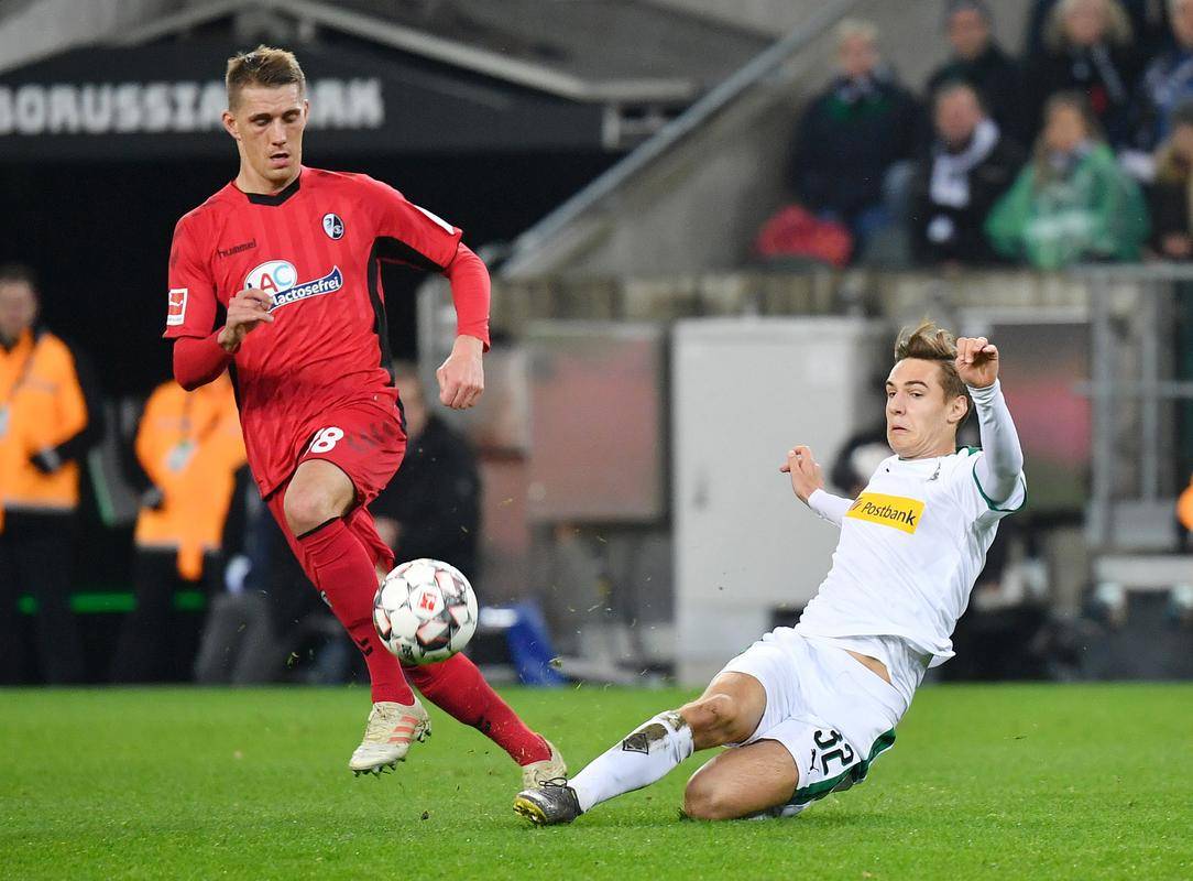 弗赖堡球队展开团队协作,备战下一场比赛 弗赖堡球队展开团队协作,备战下一场比赛