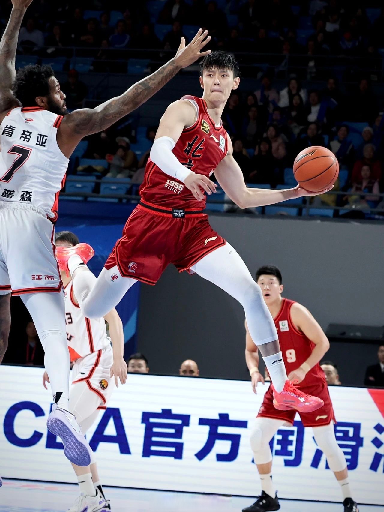 北京队在比赛中力克对手，取得胜利