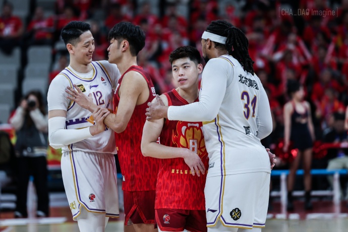 职业联赛再次掀起篮球激情，球队间激烈较量