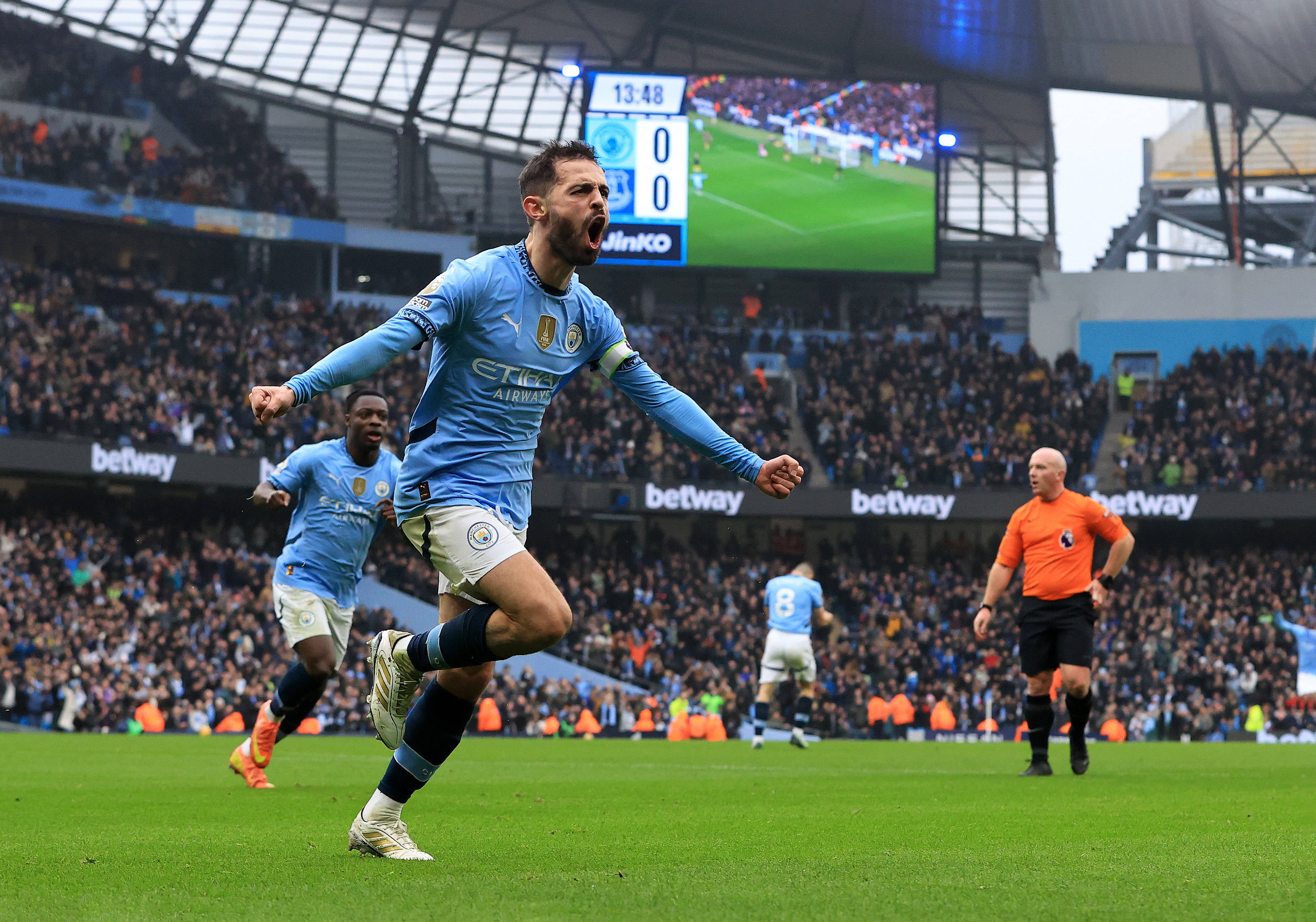 曼城球员在训练中表现出色,教练组考虑提拔他到一线队 曼城球员在训练中表现出色,教练组考虑提拔他到一线队