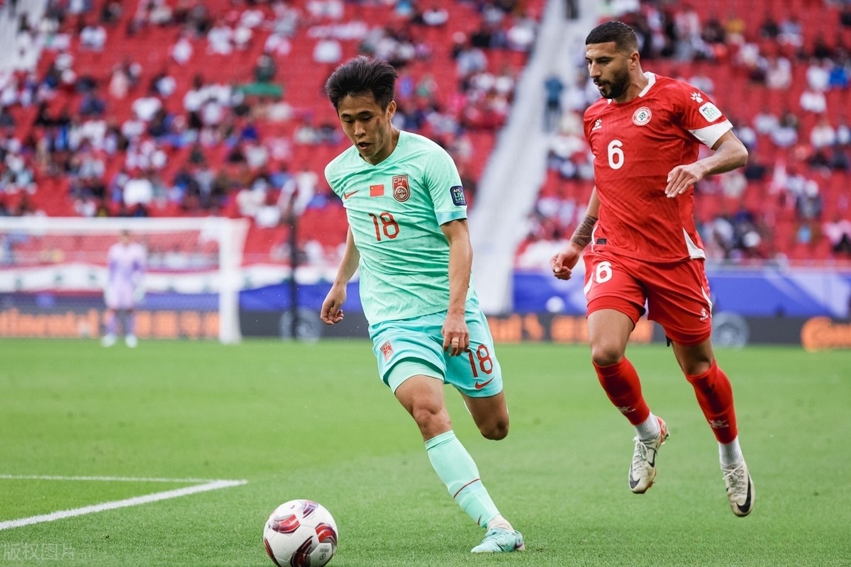 申花中场连续传球，攻势凶猛不敌鲁能