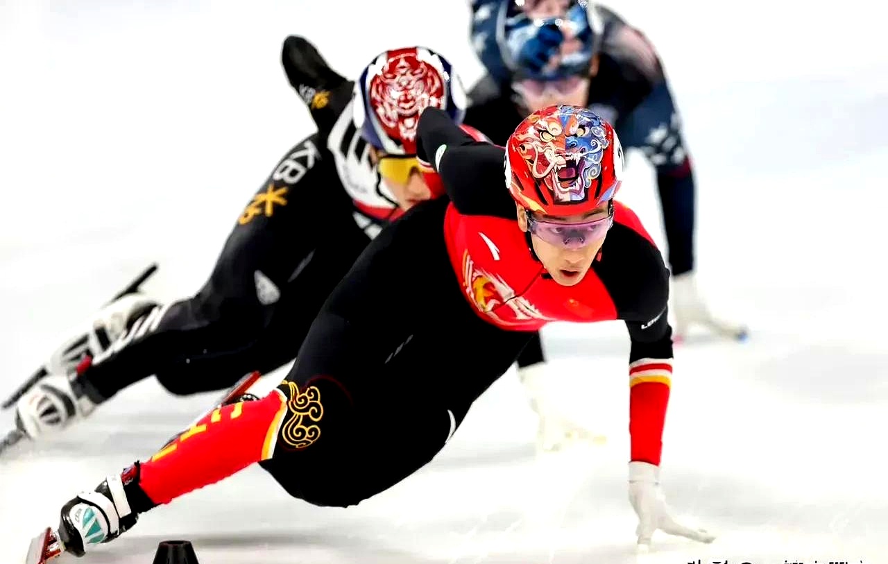 神奇瞬间：瑞典和中国滑雪选手逆袭夺冠