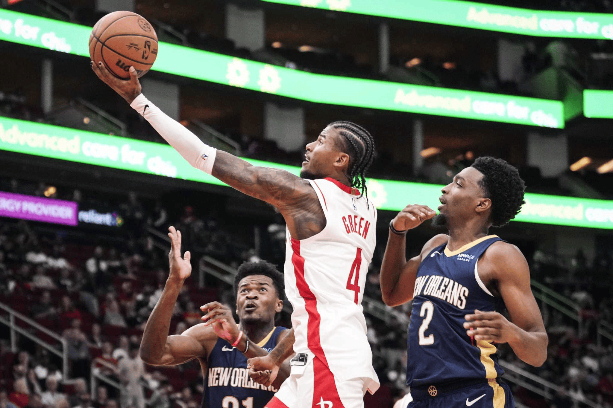 火箭大胜比赛，球员合力拼搏获取胜利