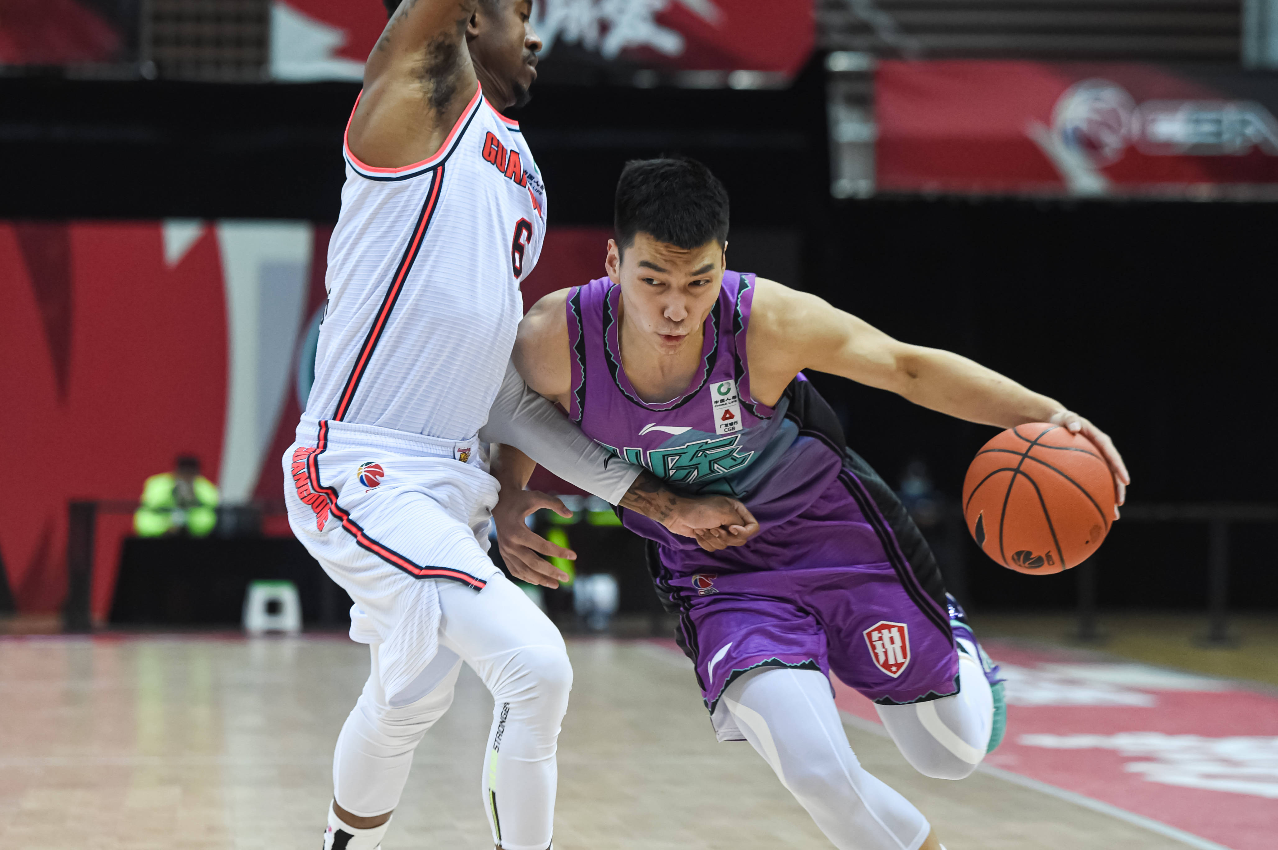 国内篮球联赛中各队实力较量激烈 国内篮球联赛中各队实力较量激烈