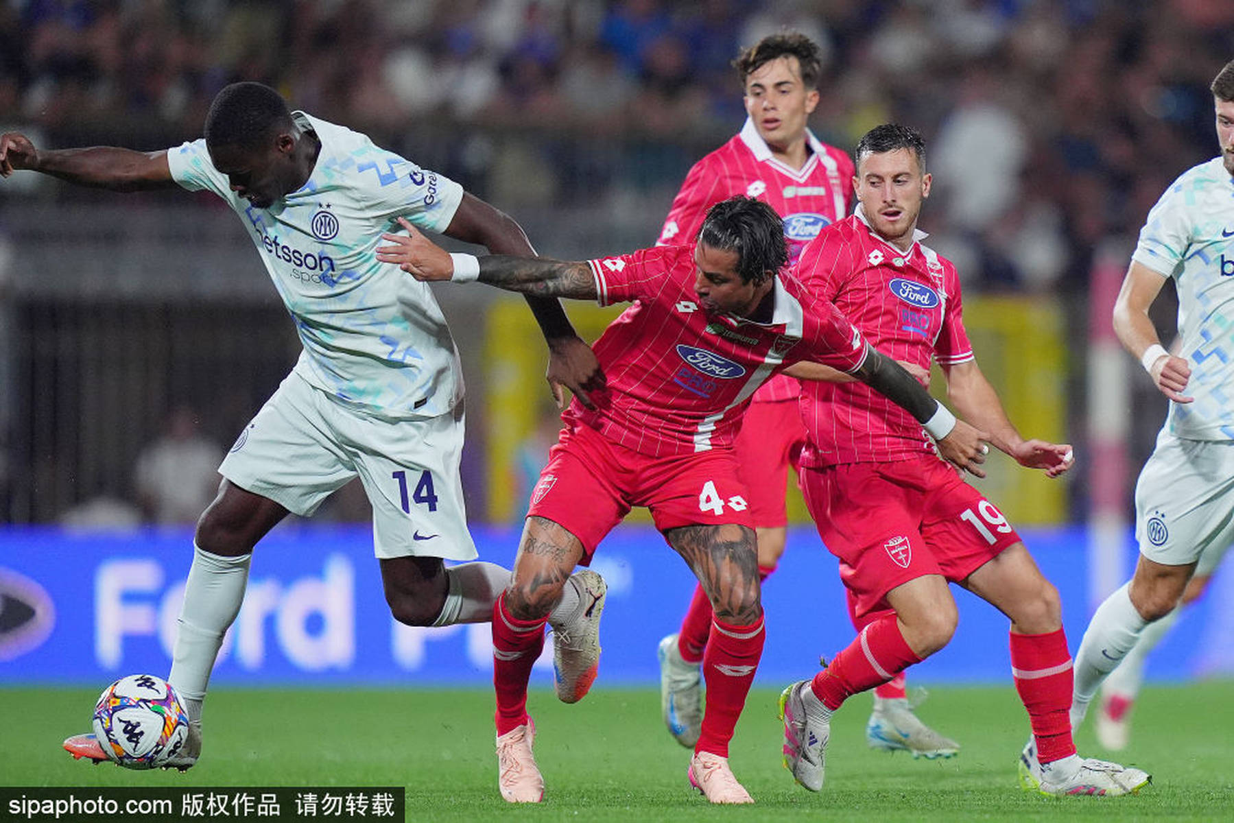 国米门将神勇扑救点球,帮球队获胜 国米门将神勇扑救点球,帮球队获胜