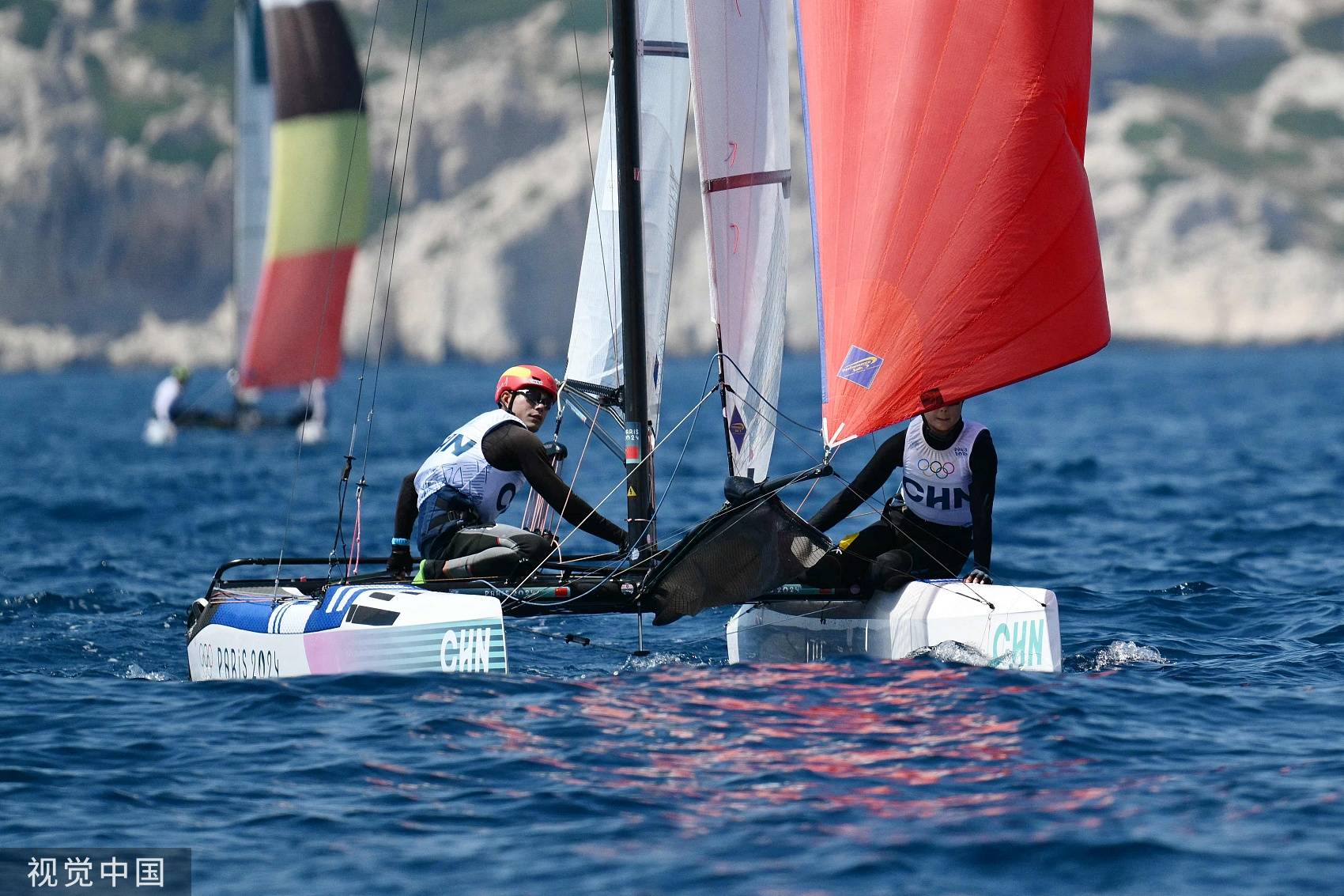 帆船比赛队伍配合默契争先夺冠 帆船比赛队伍配合默契争先夺冠