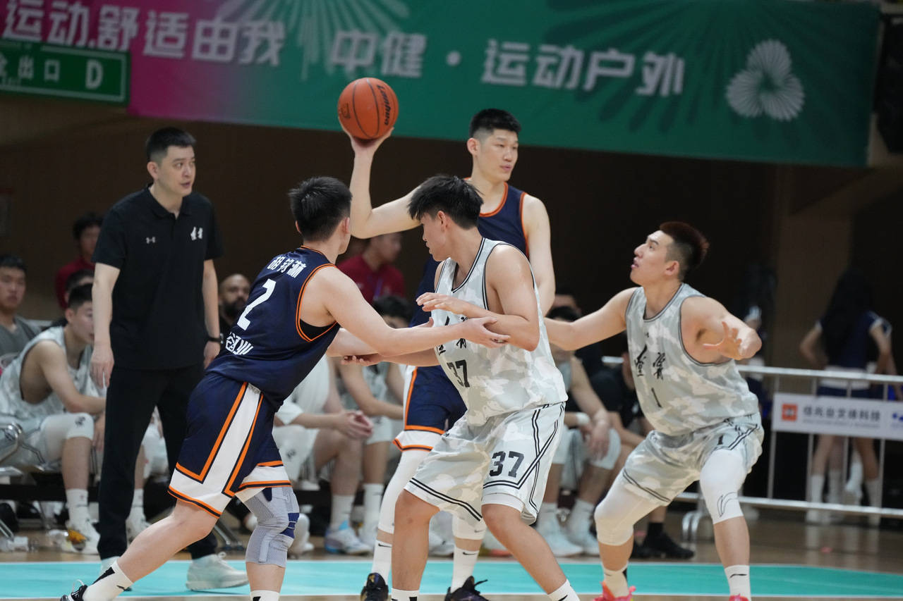 四川男篮在比赛中展现出稳定表现,成功获胜 四川男篮在比赛中展现出稳定表现,成功获胜