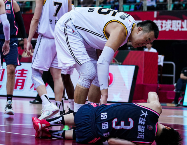 双核球员合力砍下得分,助球队获胜 双核球员合力砍下得分,助球队获胜