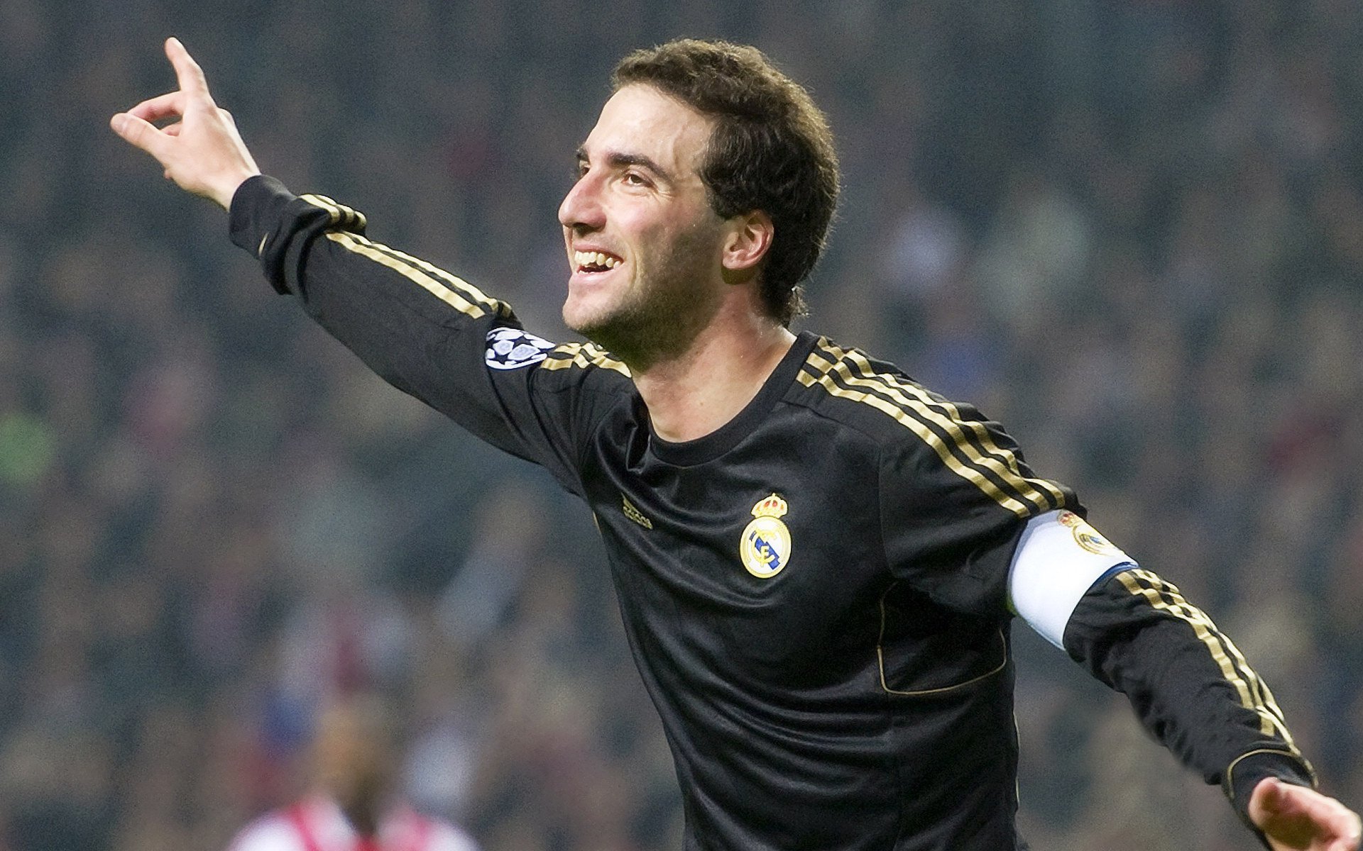 绿茵场上的篮球比分，德甲争冠焦点战上演得分盛宴